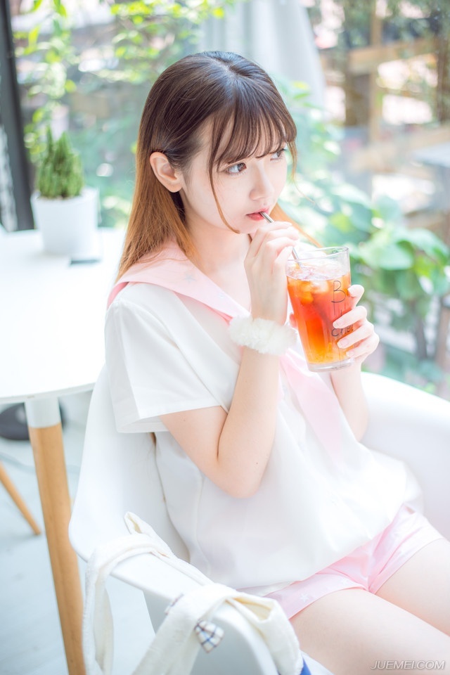 人，真是奇怪，没有外人来证明你，就往往看不出自己的价值。——三毛《撒哈拉的故事》